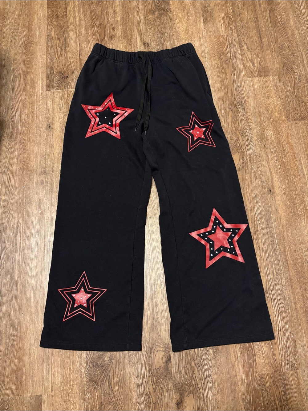 women’s hot topic black and red star sweatpants
